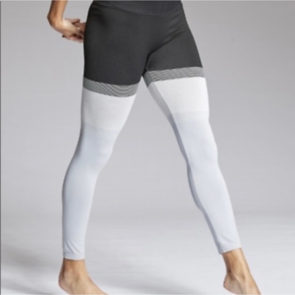 ATHLETA STRIPE SEAMLESS TIGHT
GYM LEGGINGS.
BLACK & GREY. SIZE LARGE